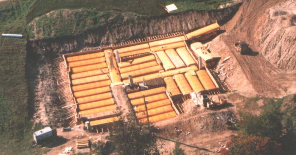 Откопали школьный автобус. Воронки карст. Раскопки на улице ильинка. Выкопанная яма. Машина под землей.