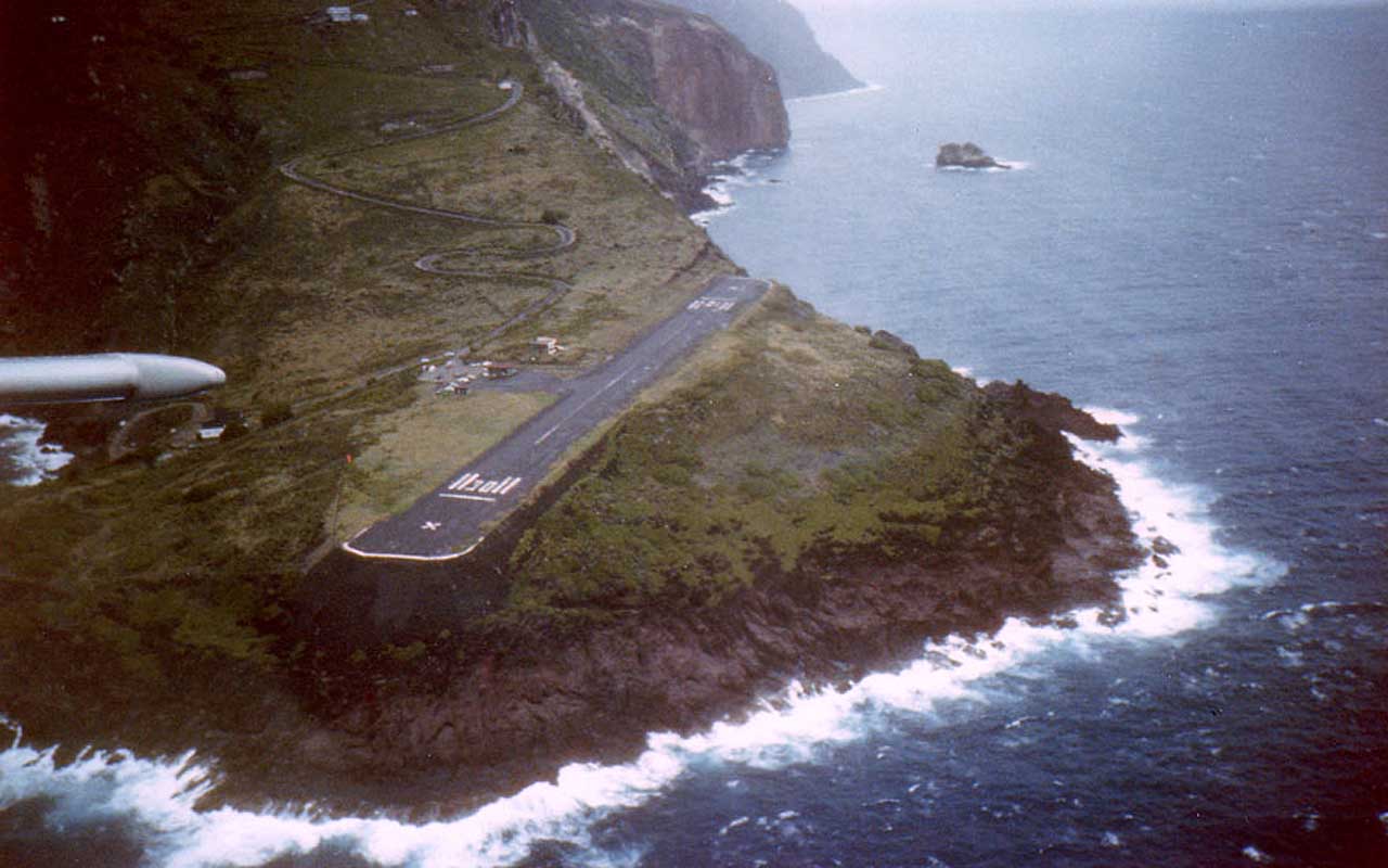 Juancho E. Yrausquin Airport, Saba, flying, facts, life, people, aerial, pilot
